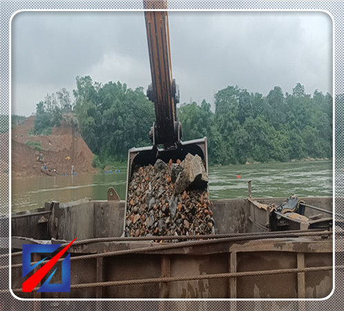 津南沉管水下开挖施工中