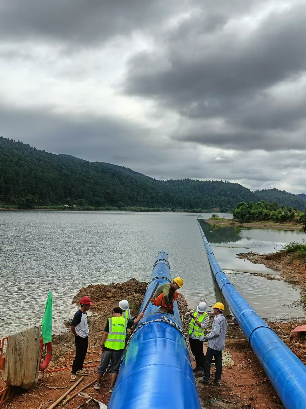 红桥水下 “搭积木”：水下管道铺设探秘