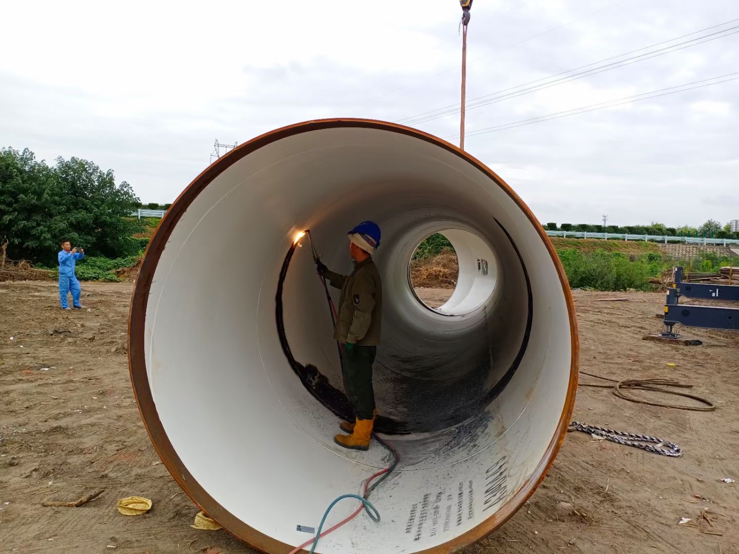 津南“穿针引线”，完成法兰安装任务