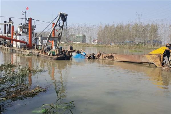 北辰攻坚水下清淤，打通水域 